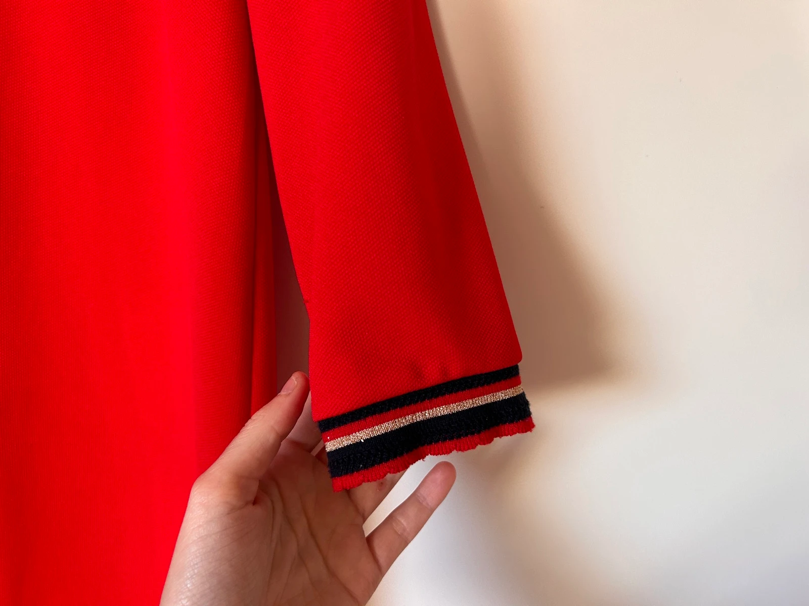Vestido vermelho com decote em V – photo 2